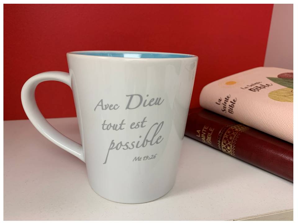 Tasse en céramique «Avec Dieu tout est possible» intérieur de couleur